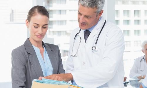 Nurse Leader Consulting with Physician 关于 Patient Diagnosis